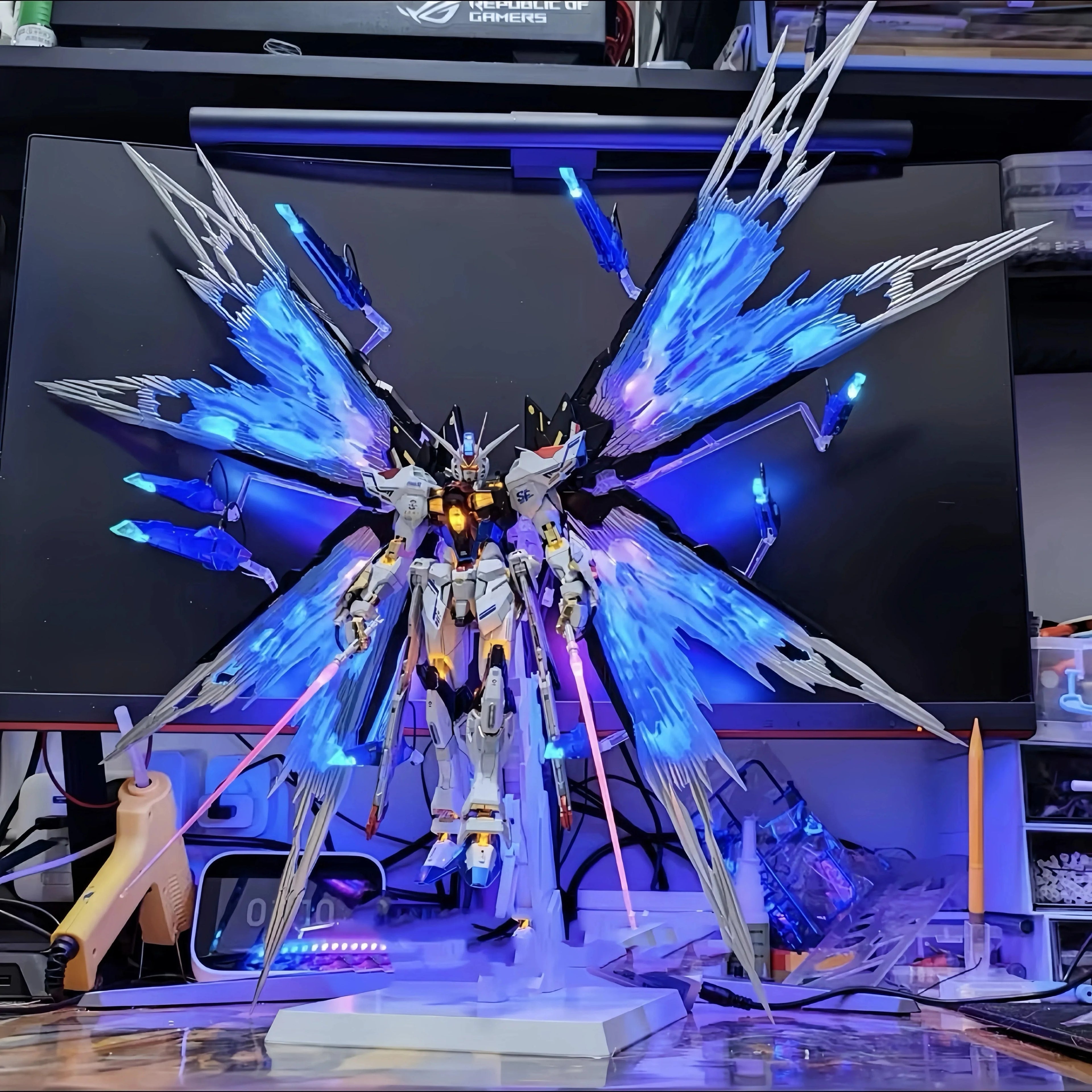 DIY Mecha Model Assembly Kits – 1:100 Scale Collectible Robot Figures (Strike Freedom, Red Frame, Freedom 2.0, Snow White) with Weapon Accessories & Displays