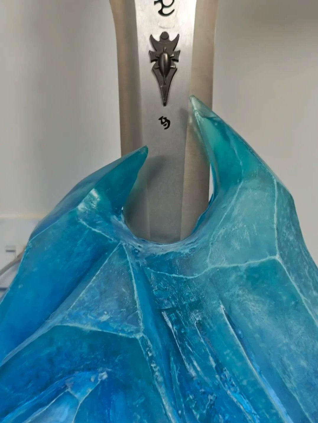 World of Warcraft – Frostmourne 1:1 Base – Frozen Throne Display Diorama – Resin Handcrafted Collectible