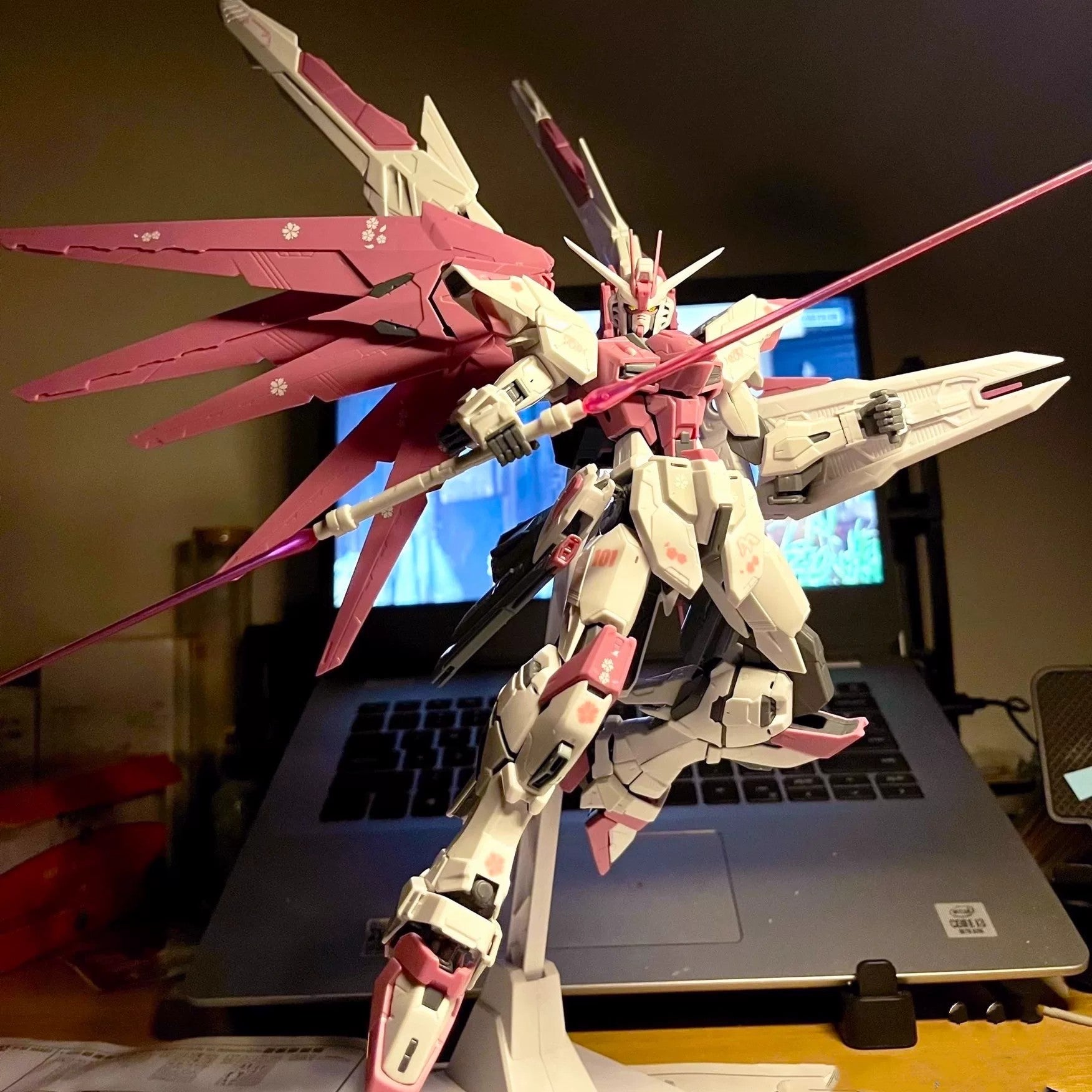 DIY Mecha Model Assembly Kits – 1:100 Scale Collectible Robot Figures (Strike Freedom, Red Frame, Freedom 2.0, Snow White) with Weapon Accessories & Displays