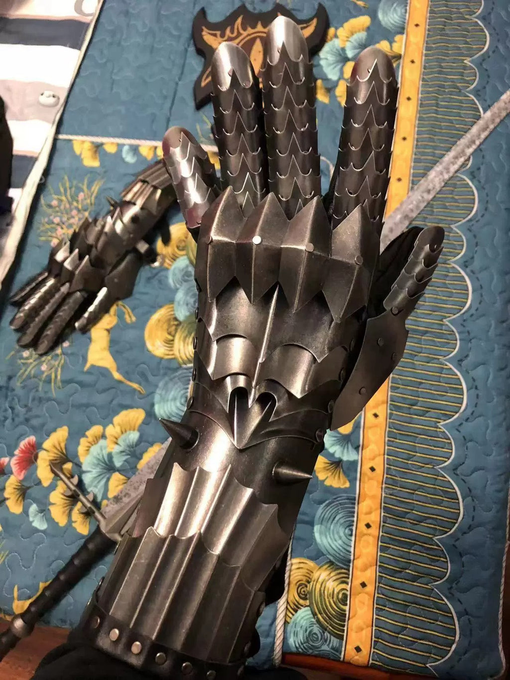 The Lord of the Rings – Full Metal Gauntlets – 1:1 Scale Collectible Armor