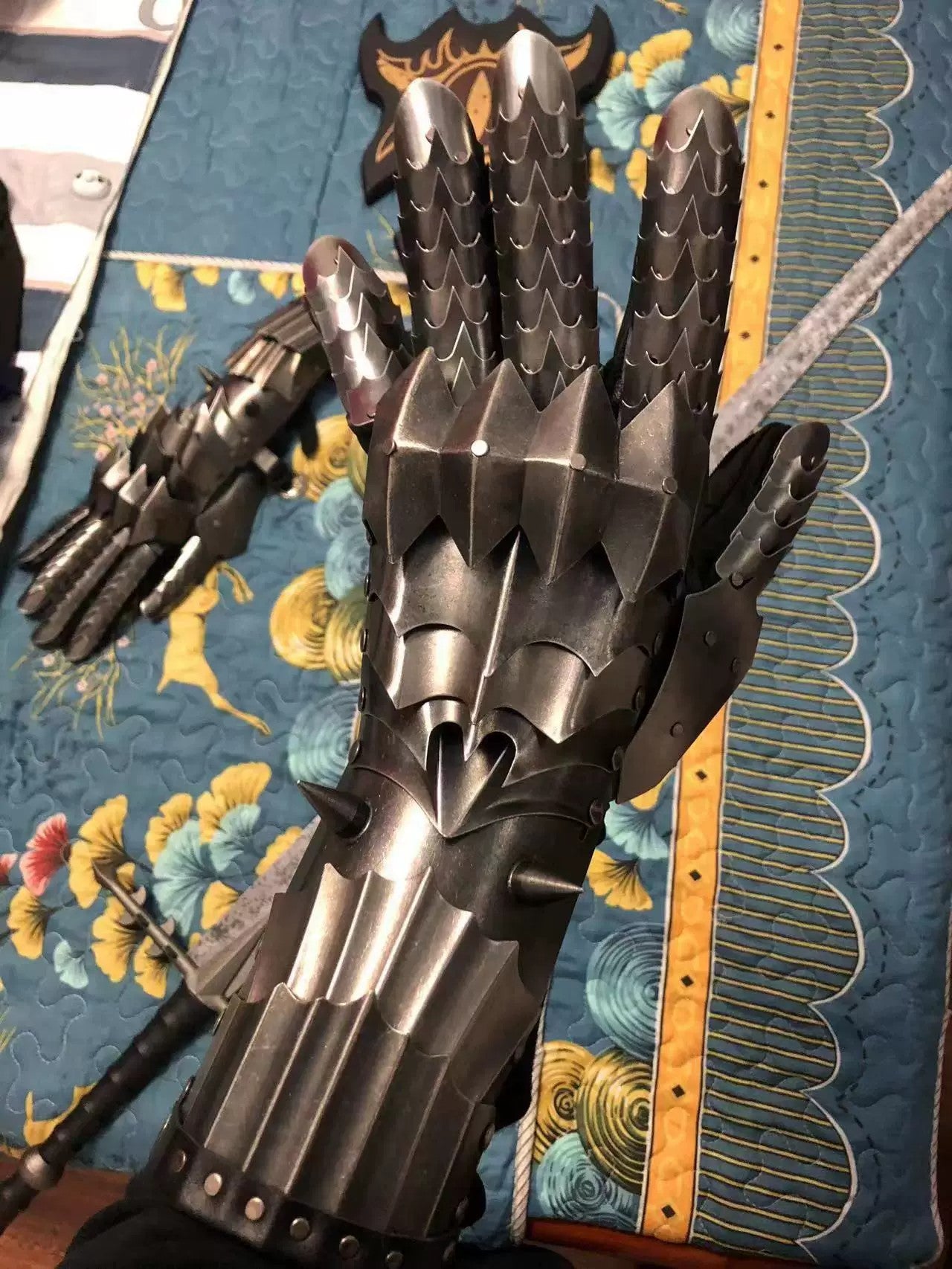 The Lord of the Rings – Full Metal Gauntlets – 1:1 Scale Collectible Armor