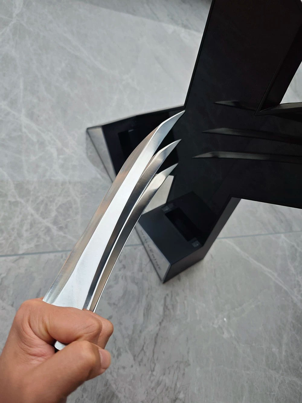 Wolverine Claws – Light-Up Esports Desktop Display Piece