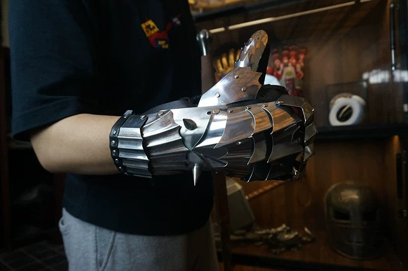 The Lord of the Rings – Full Metal Gauntlets – 1:1 Scale Collectible Armor