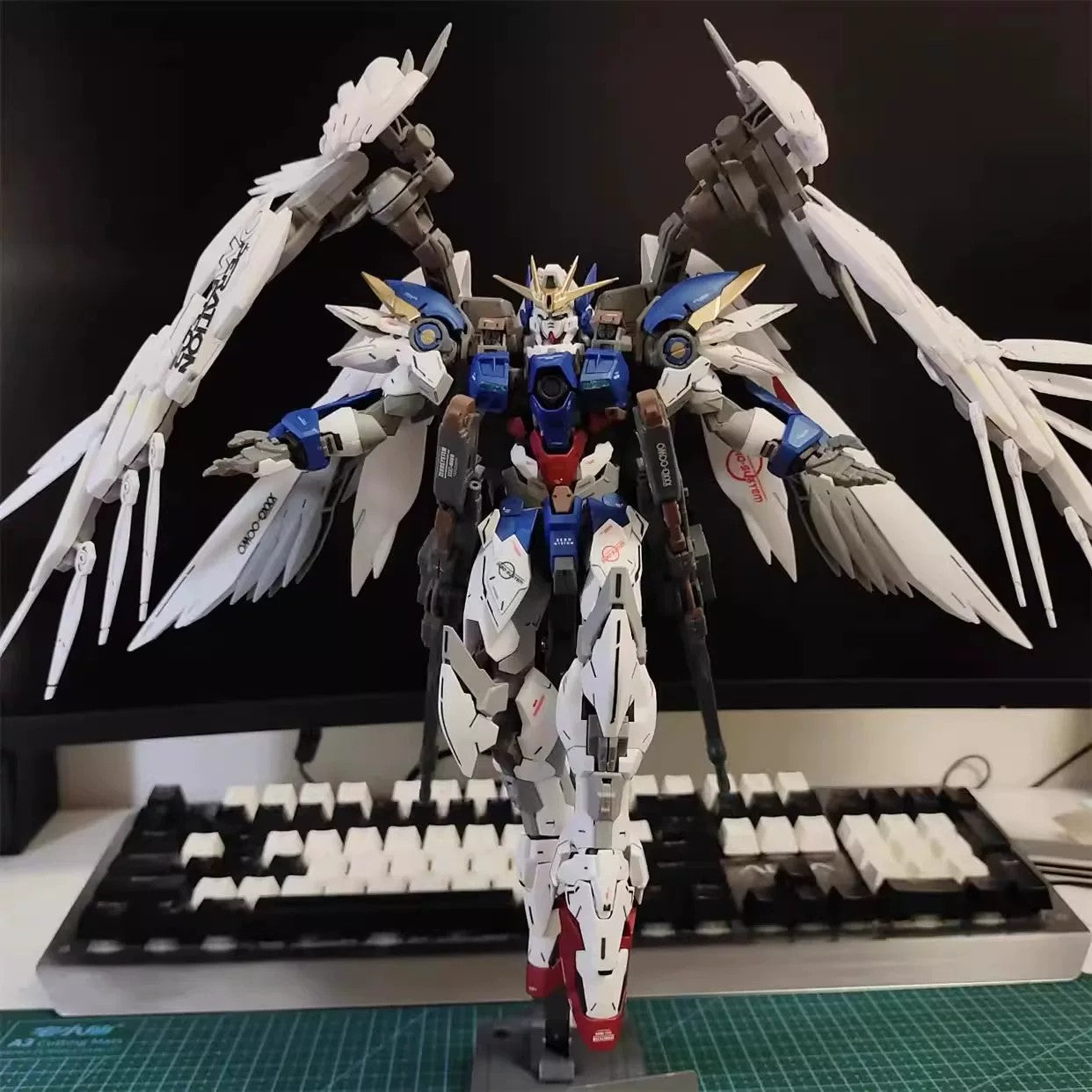 DIY Mecha Model Assembly Kits – 1:100 Scale Collectible Robot Figures (Strike Freedom, Red Frame, Freedom 2.0, Snow White) with Weapon Accessories & Displays