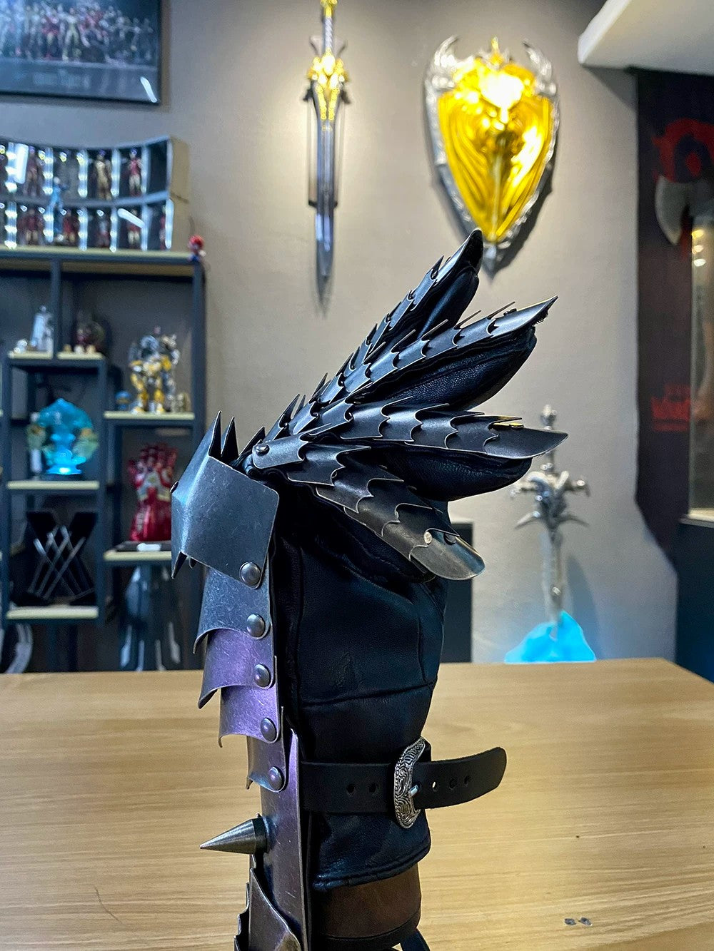 The Lord of the Rings – Full Metal Gauntlets – 1:1 Scale Collectible Armor