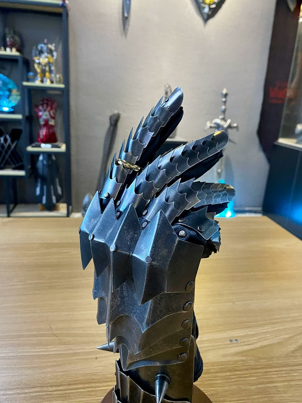 The Lord of the Rings – Full Metal Gauntlets – 1:1 Scale Collectible Armor
