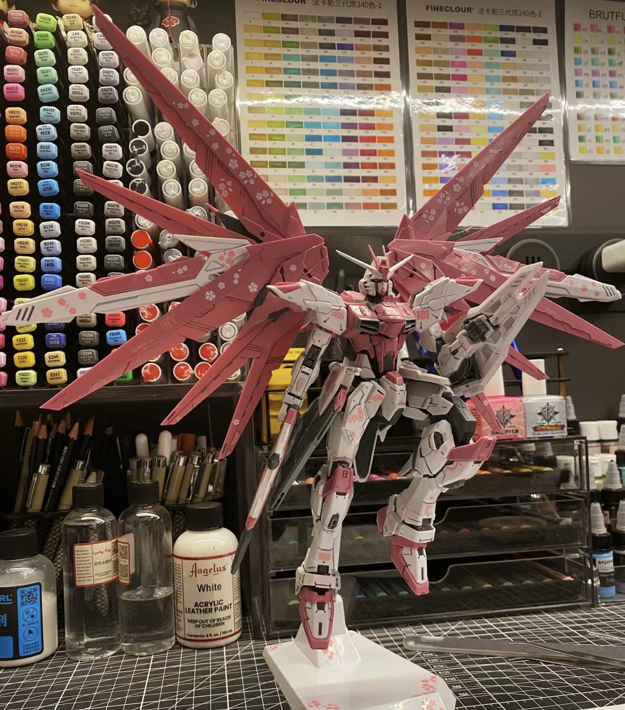 DIY Mecha Model Assembly Kits – 1:100 Scale Collectible Robot Figures (Strike Freedom, Red Frame, Freedom 2.0, Snow White) with Weapon Accessories & Displays