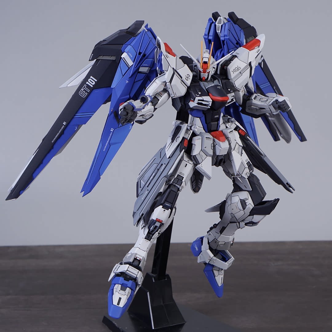 DIY Mecha Model Assembly Kits – 1:100 Scale Collectible Robot Figures (Strike Freedom, Red Frame, Freedom 2.0, Snow White) with Weapon Accessories & Displays