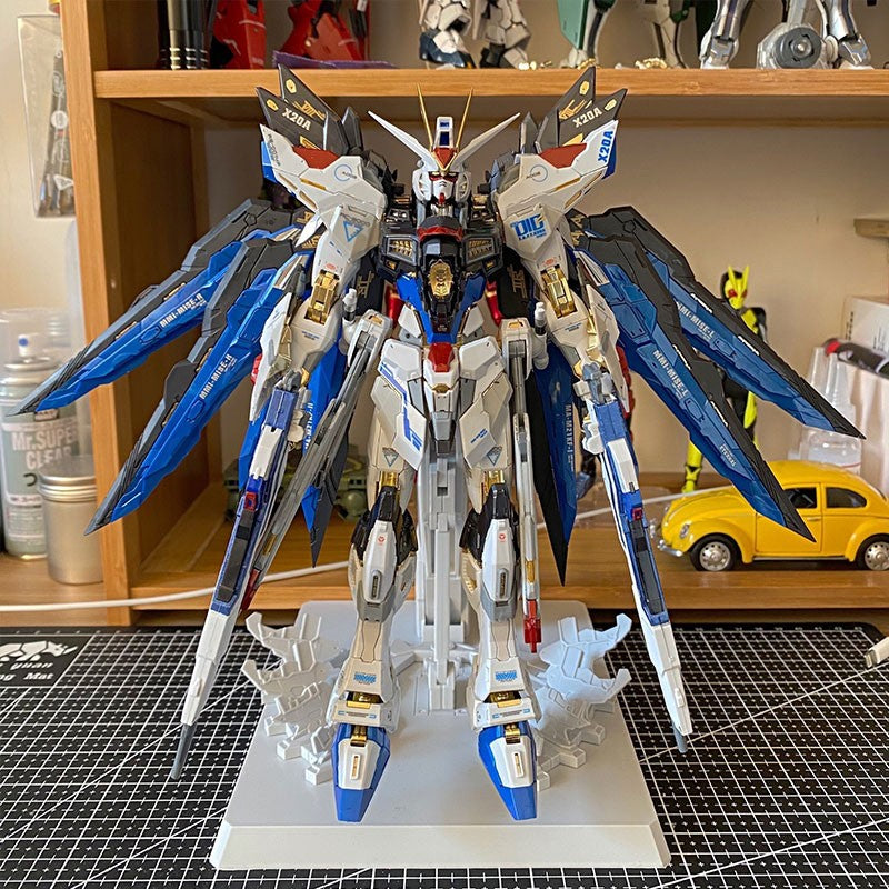 DIY Mecha Model Assembly Kits – 1:100 Scale Collectible Robot Figures (Strike Freedom, Red Frame, Freedom 2.0, Snow White) with Weapon Accessories & Displays