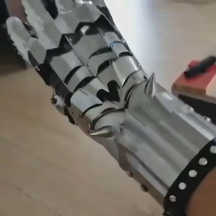 The Lord of the Rings – Full Metal Gauntlets – 1:1 Scale Collectible Armor